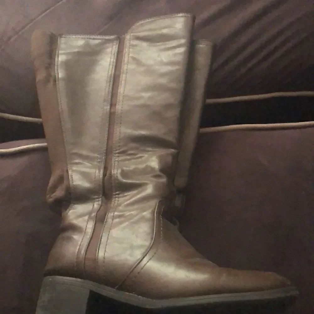 Brown boots with plaid lining size 8.5.